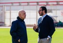 محمد أسامة يجتمع مع جروس على هامش مران الزمالك